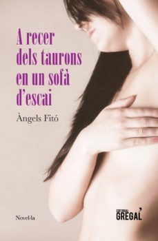a recer dels taurons en un sofa d escai-angels fito-9788494675850