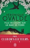 FILLE EN COLERE SUR UN BANC DE PIERRE-15887676-otro-formato
